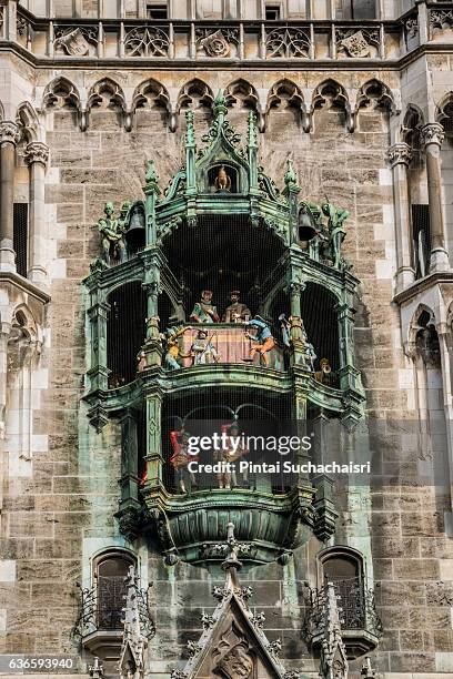 glockenspiel clock tower of the new town hall (neues rathaus) in munich, germany - marienplatz fotografías e imágenes de stock