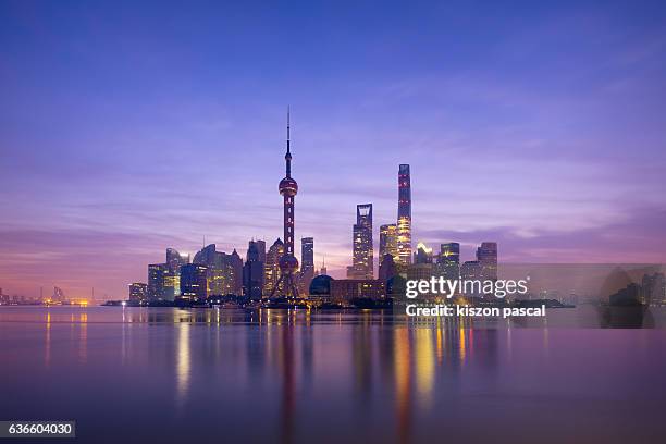 morning twilight in shanghai pudong ( lujiazui ) ( china ) - shanghai tower shanghai photos et images de collection