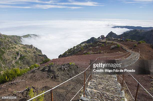 pico arieiro- sea of clouds- madeira island- portugal - pico do arieiro fotografías e imágenes de stock
