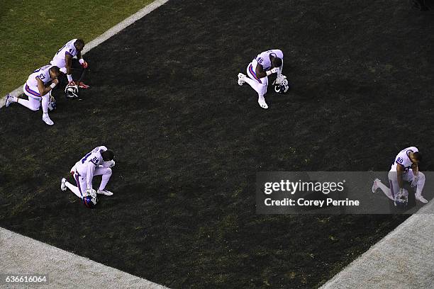 Keenan Robinson, Dominique Rodgers-Cromartie, Eli Apple, Will Tye, and Victor Cruz, all of the New York Giants, pray before the game against the...