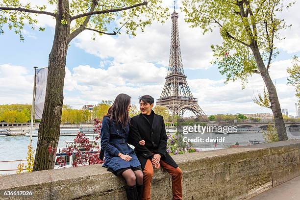 eiffelturm und seine blick für romantische asiatische paar paris - couple paris stock-fotos und bilder