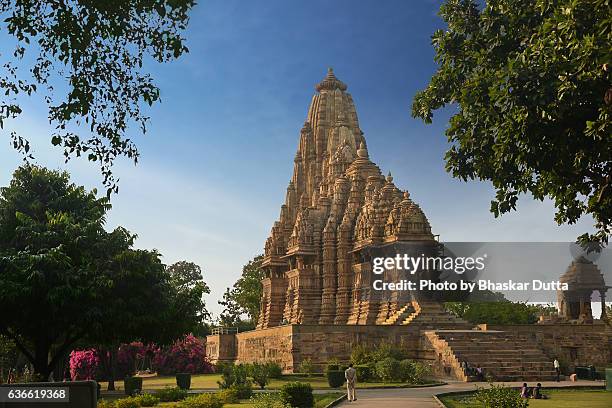 kandariya mahadeva temple, khajuraho - khajuraho statues stock pictures, royalty-free photos & images