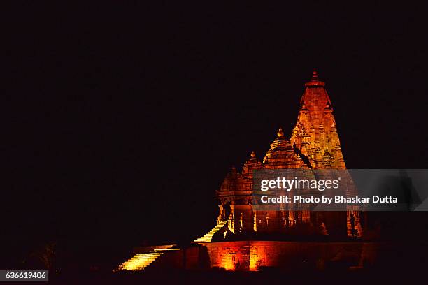 kandariya mahadeva temple of khajuraho at night - khajuraho statues stock pictures, royalty-free photos & images