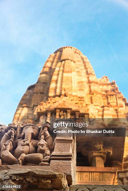 khajuraho temple - khajuraho statues stock pictures, royalty-free photos & images