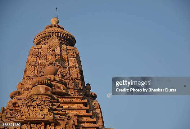 khajuraho temple with moon - khajuraho statues stock pictures, royalty-free photos & images
