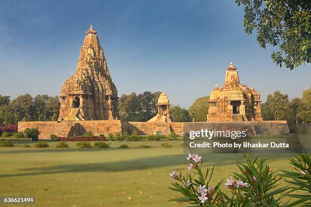 kandariya mahadeva and devi jagadamba temples at khajuraho - khajuraho statues stock pictures, royalty-free photos & images