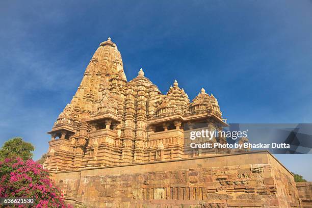 kandariya mahadeva temple at khajuraho - khajuraho statues stock pictures, royalty-free photos & images