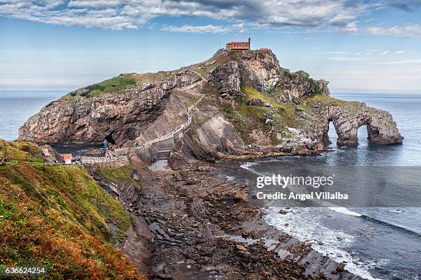 san juan de gaztelugatxe. - gaztelugatxe fotografías e imágenes de stock