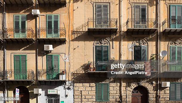 windows and balconies - fachada 個照片及圖片檔