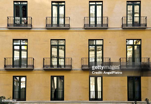 windows and balconies - fachada photos et images de collection