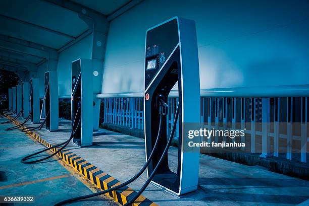 electric car charging station - carregador de bateria imagens e fotografias de stock