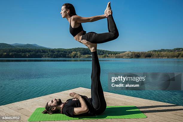 pose d’arc acroyoga - acrobate photos et images de collection