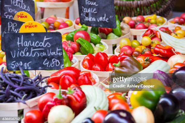 small pots of colourful vegetables at a traditional french market in apt, in the luberon, provence, france - marché provence photos et images de collection