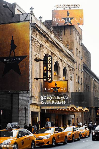 teatro richard rodgers que alberga el musical de hamilton - hamilton musical fotografías e imágenes de stock