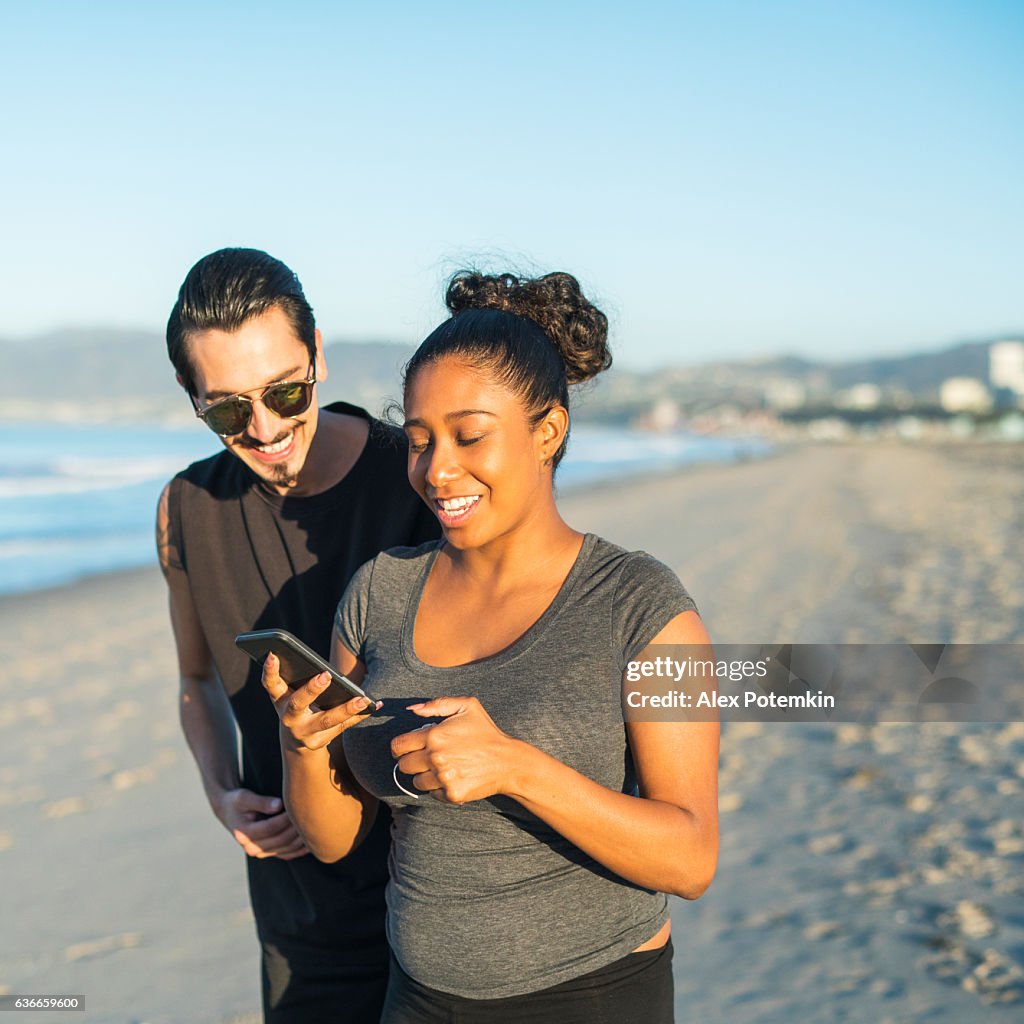 Pareja Joven Hombre Y Chica Latinos Se Toman Selfie En La Playa Foto de  stock - Getty Images