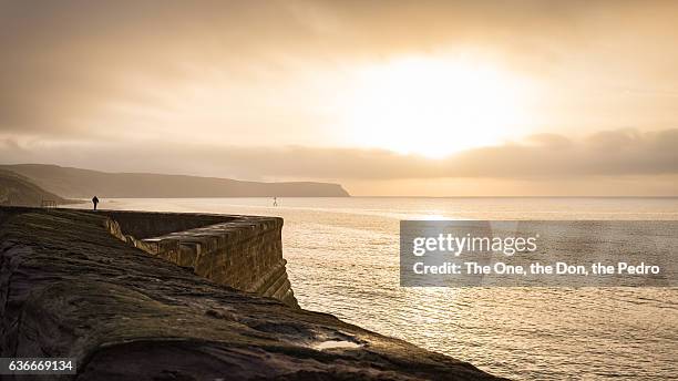 sun setting over whitehaven - 坎布里亞 個照片及圖片檔