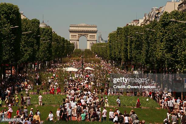 crowds on the champs elysees - barrio de los campos elíseos fotografías e imágenes de stock