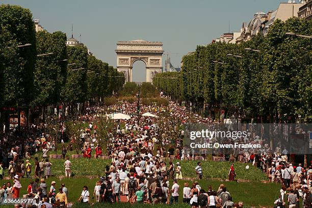 crowds on the champs elysees - arc de triomphe overview stock pictures, royalty-free photos & images