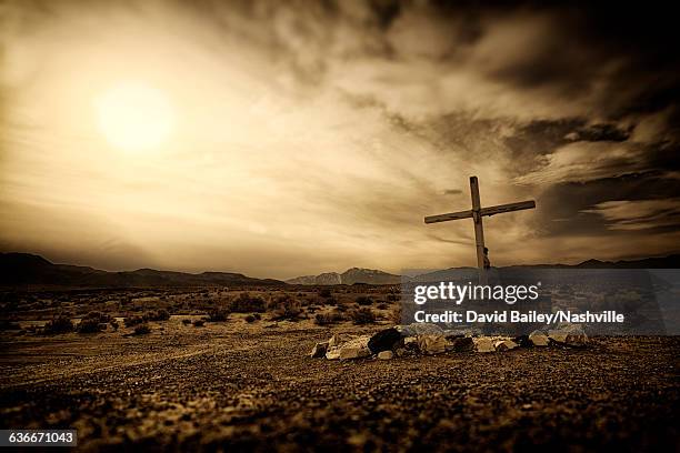 roadside memorial site - roadside memorial fotografías e imágenes de stock