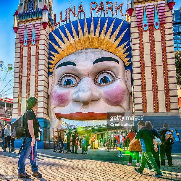 sydney luna park, amusement park - luna park sydney stockfoto's en -beelden