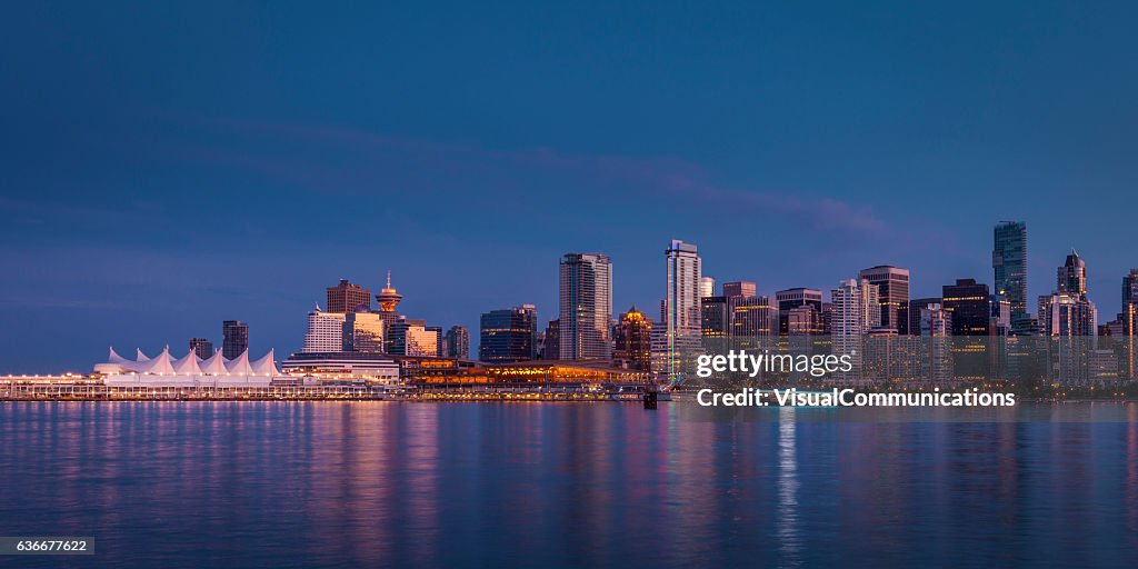 Vancouver Stadt Skyline nach Sonnenuntergang.