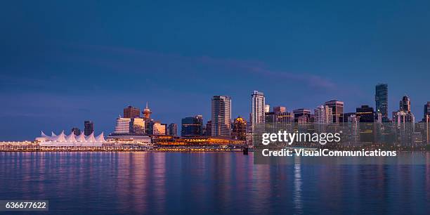 vancouver stadt skyline nach sonnenuntergang. - vancouver skyline stock-fotos und bilder