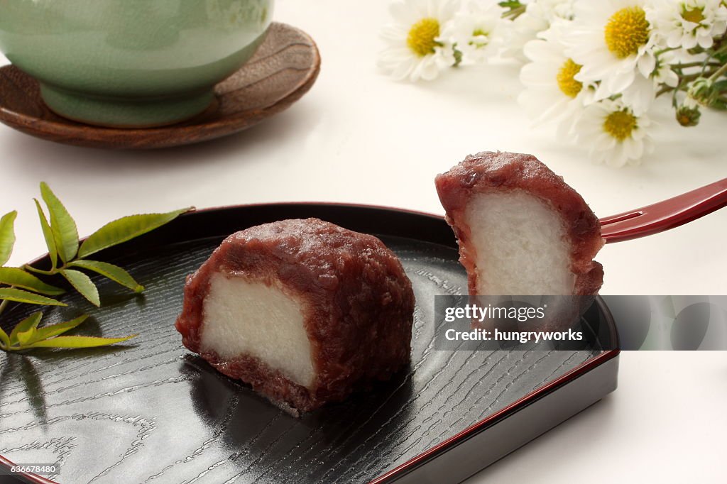 Bola de arroz recubierta con frijoles rojos endulzados Ohagi, dulces japoneses