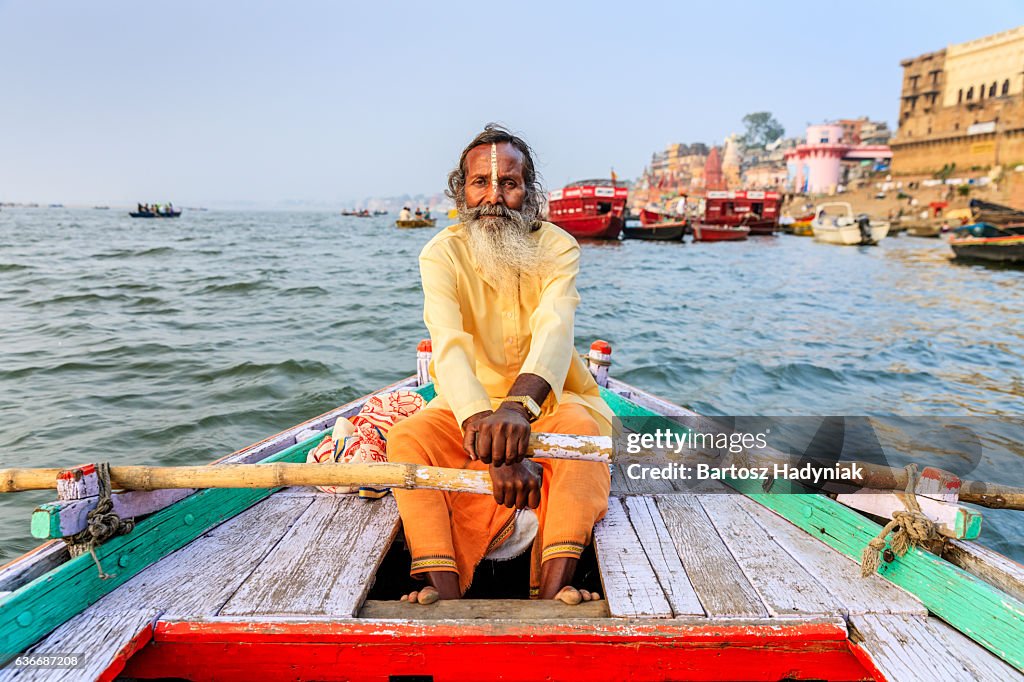 Sadhu bote de remos en la mezquita al río Ganges en varanasí