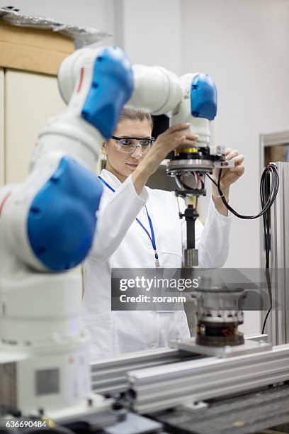 engineer working with robotic arm - cam imagens e fotografias de stock