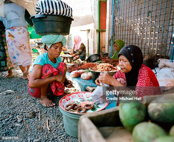 tanjung luar fish market - localization stock pictures, royalty-free photos & images