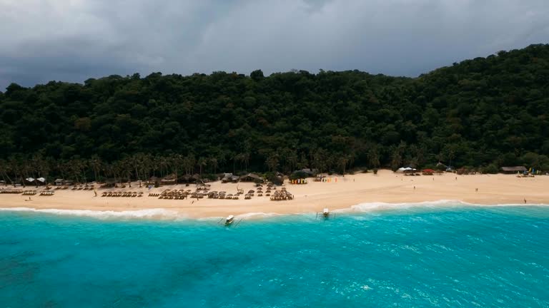 https://media.gettyimages.com/id/636703618/video/aerial-view-beautiful-beach-on-tropical-island-boracay-island-philippines.jpg?b=1&s=640x640&k=20&c=iqoYckaCm15H-jRnBQ1_SGdRG7LVve5oQ6gJGaQdQAA=