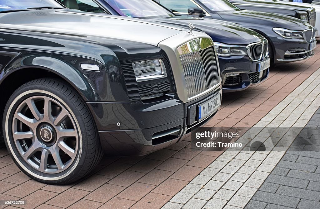 Rolls-Royce und BMW Fahrzeuge auf dem Parkplatz