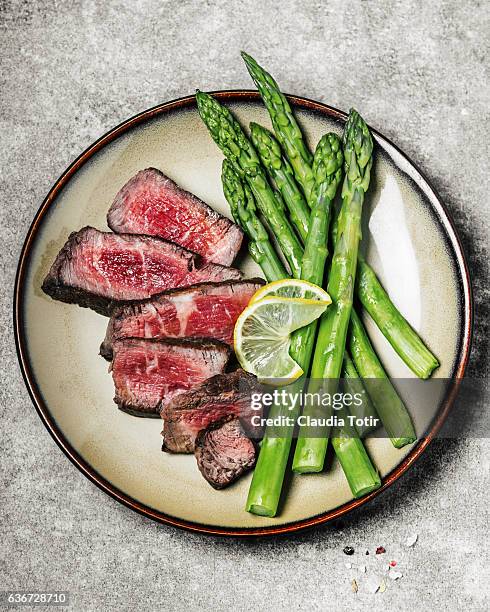 steak with asparagus - paleo imagens e fotografias de stock