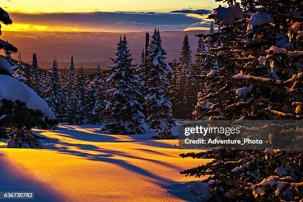 wunderschöner sonnenuntergang in den bergen - moutain sunset snow stock-fotos und bilder