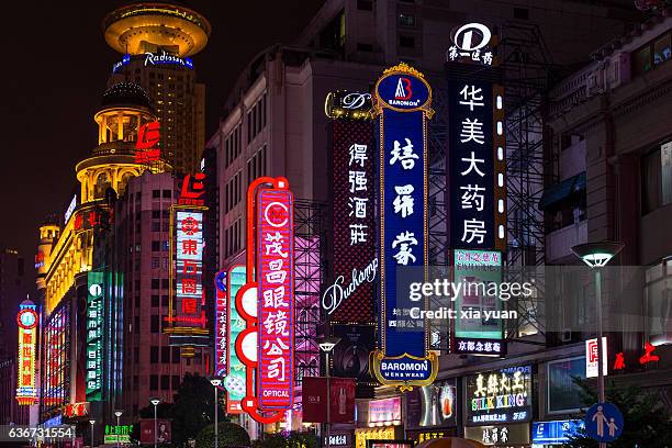 shining colorful neon signs in shanghai at night - calle de nanjing fotografías e imágenes de stock