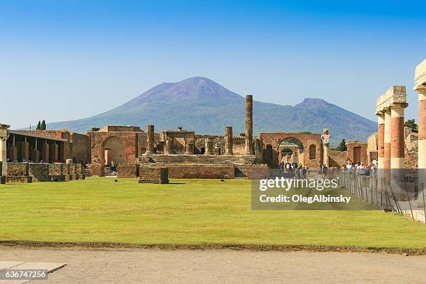 ruinas de pompeya con el monte vesubio de fondo, campania, italia - vesuvio fotografías e imágenes de stock