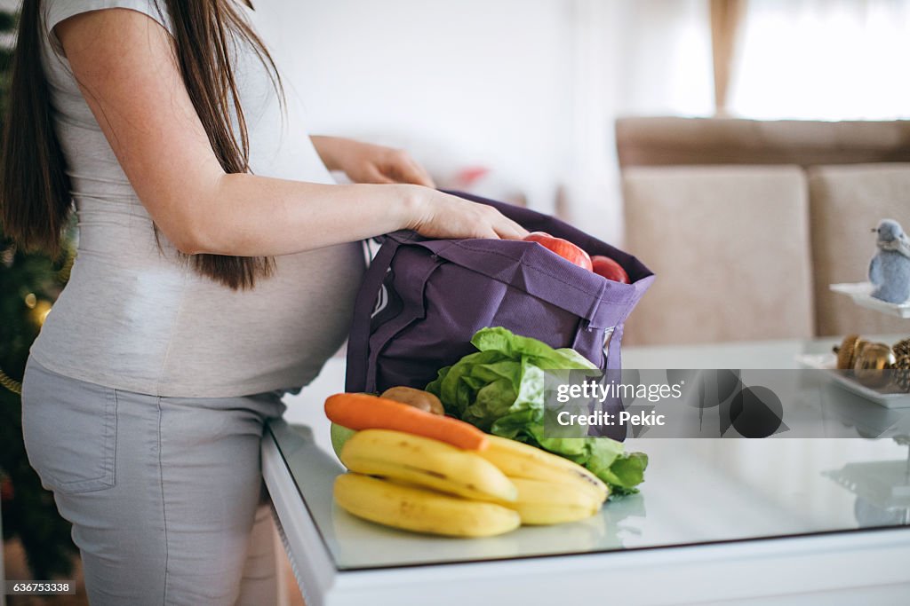 Schwangere Frau mit Lebensmitteln