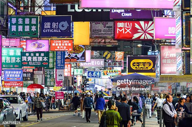 escena callejera de hong kong con letreros de neón por la noche - mong kok fotografías e imágenes de stock