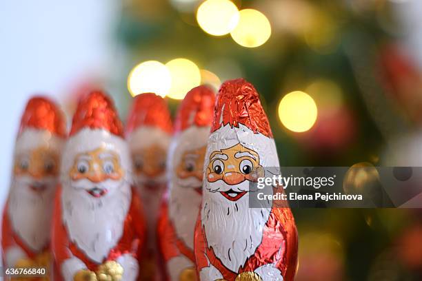 the santa clause candy army - weihnachtsmann stock-fotos und bilder