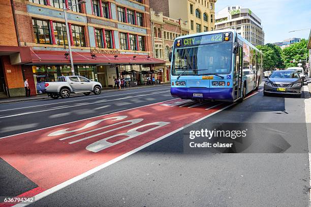 bus in die stadt-verkehr, rush hour, motion blur - sydney bus stock-fotos und bilder