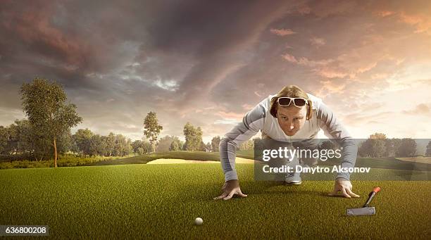 golf: hombre jugando al golf en un campo de golf - dmytro aksonov fotografías e imágenes de stock