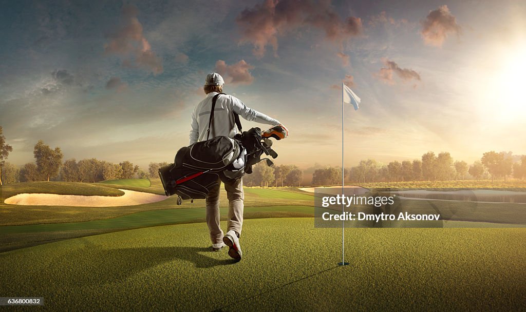 Golfe: Homem jogando golfe em um campo de golfe