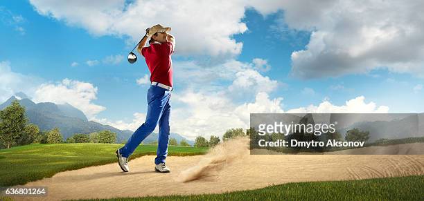 golf: mann spielt golf auf einem golfplatz - golfschwung stock-fotos und bilder