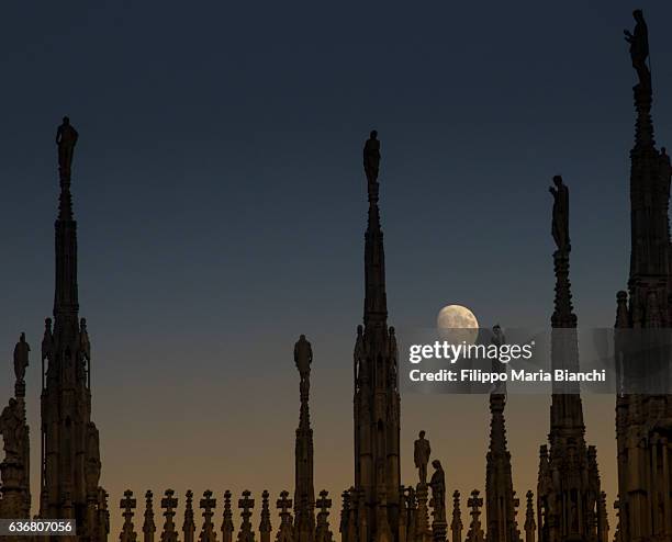 duomo and the moon - domplatz stock-fotos und bilder