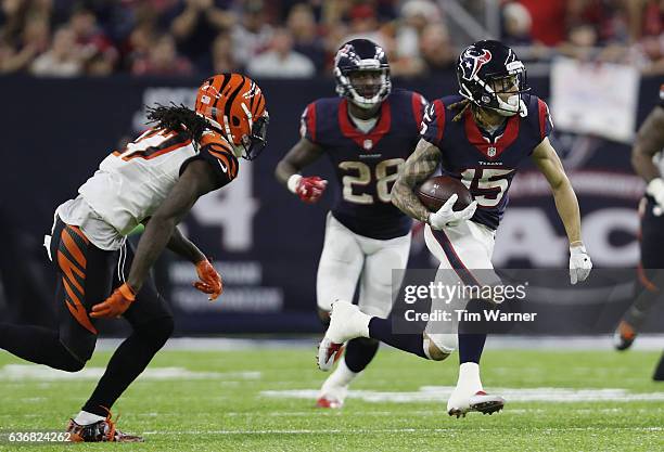 Will Fuller of the Houston Texans runs after a catch in the fourth quarter against the Cincinnati Bengals at NRG Stadium on December 24, 2016 in...