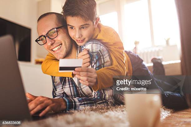 familie einkaufen  - shopping credit card stock-fotos und bilder