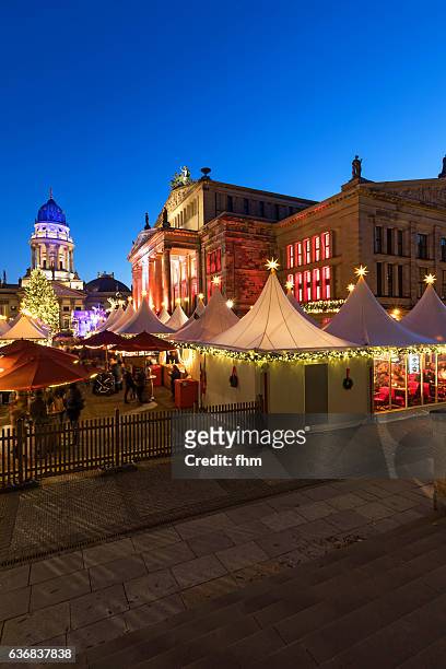 christmas market at the gendarmenmarkt at blue hour (berlin, germany) - konzerthaus berlin 個照片及圖片檔