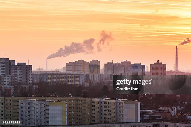 berlin marzahn skyline at sunset - residential district - smog stock-fotos und bilder