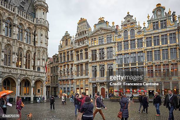 la gente visita the grand place o grote markt - national day of belgium 2016 foto e immagini stock