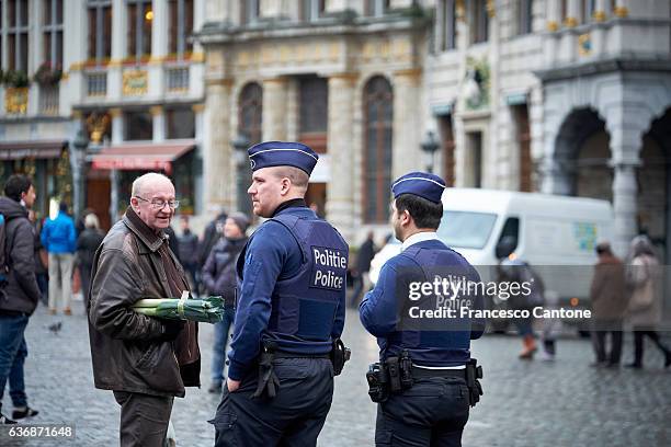 policemen control a public place in the belgian capital city - belgische cultuur stockfoto's en -beelden
